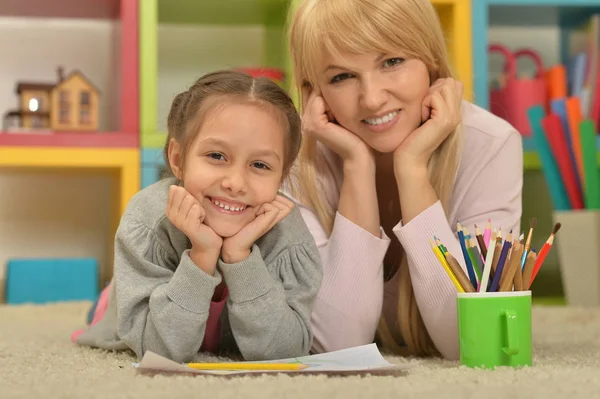 Mutter und Tochter zeichnen mit Bleistiften — Stockfoto