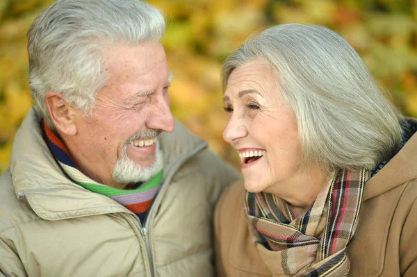 Kaukasische senior paar in het park — Stockfoto