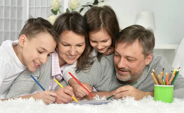 Glückliche Familie im Park — Stockfoto