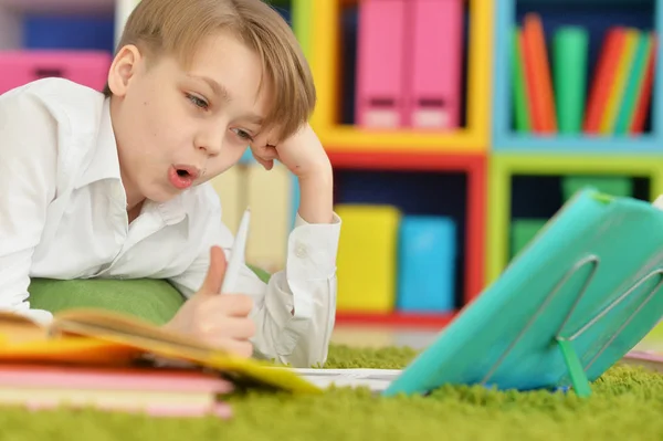 Pojke gör läxor — Stockfoto