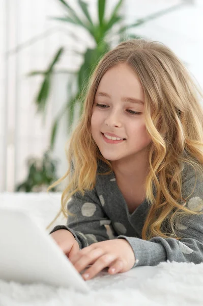 Meisje met behulp van moderne laptop — Stockfoto