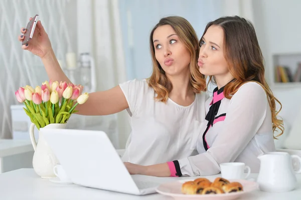 Les jeunes femmes prennent selfie — Photo