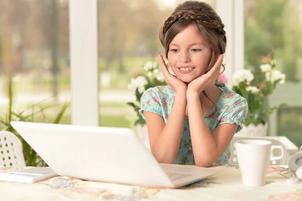 Meisje met behulp van moderne laptop — Stockfoto