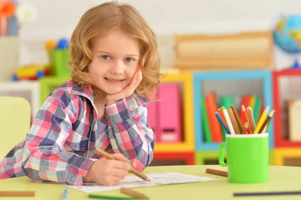 Симпатичная маленькая девочка рисует — стоковое фото
