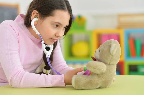 Menina bonito jogando enfermeira — Fotografia de Stock