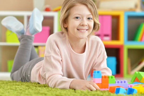 Ragazza che gioca con blocchi di plastica — Foto Stock