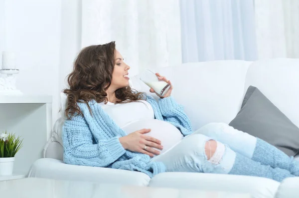 Mujer embarazada bebiendo leche —  Fotos de Stock