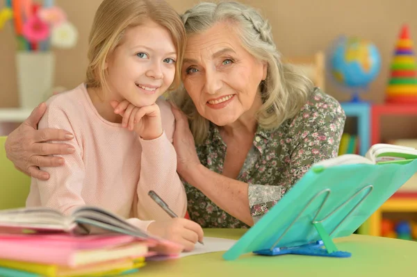 Babcia i wnuczka odrabiają lekcje — Zdjęcie stockowe