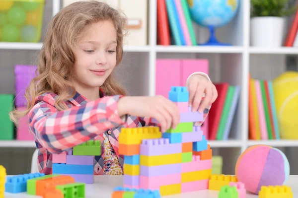 Chica jugando con bloques de plástico — Foto de Stock