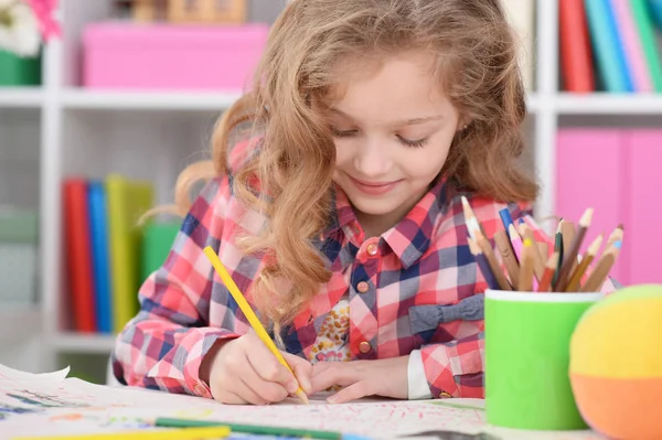 Ragazza disegno a casa — Foto Stock