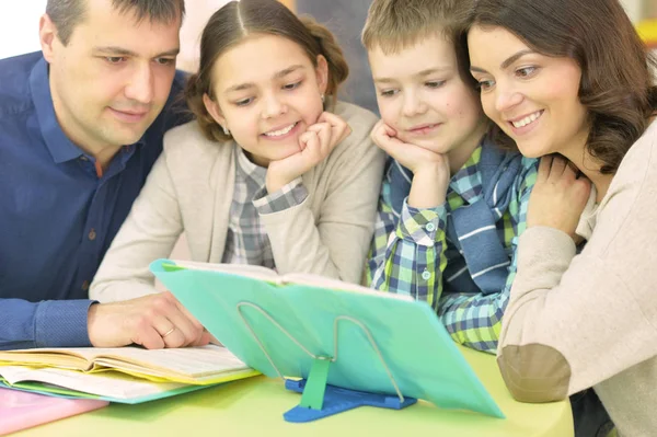 Parents aidant les enfants à faire leurs devoirs — Photo