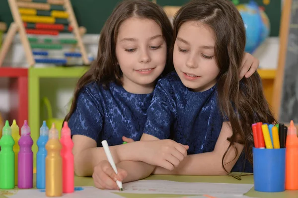 Cute twin girls drawing — Stock Photo, Image