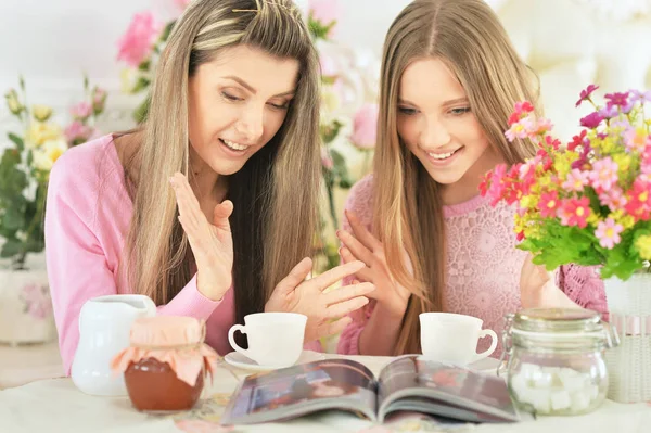 Madre con figlia lettura rivista — Foto Stock