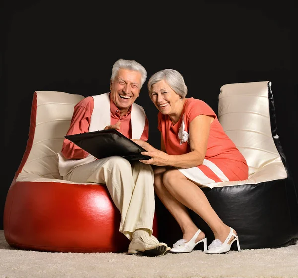 Couple sénior assis sur des fauteuils — Photo
