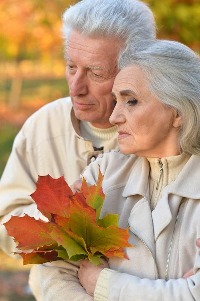 Caucasien couple aîné avec des feuilles — Photo