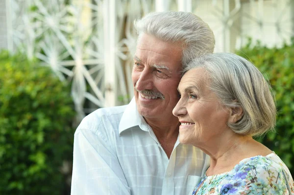 Seniorenpaar schaut weg — Stockfoto