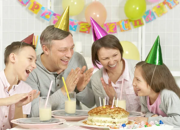 Pais e crianças comemorando o aniversário — Fotografia de Stock