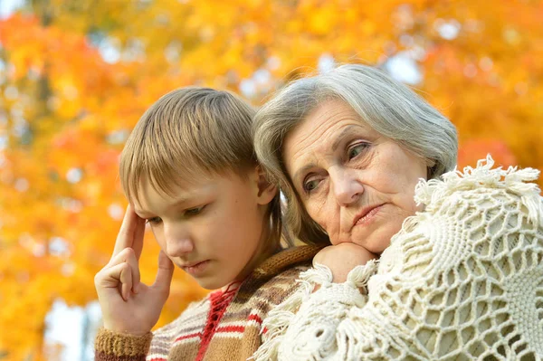 Бабушка и внук в парке — стоковое фото