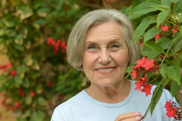 Frau posiert im Sommerpark — Stockfoto