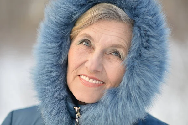 Frau in Winterkleidung posiert — Stockfoto