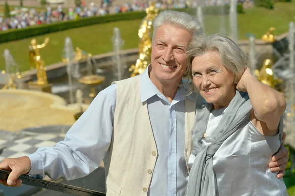 Couple aîné étreignant à l'extérieur — Photo