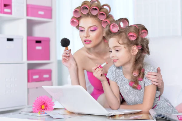 Madre con figlia carina facendo il trucco — Foto Stock