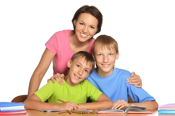 Мать и сыновья делают домашнее задание — стоковое фото