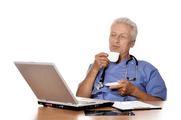Уверенный старший врач пьет кофе — стоковое фото