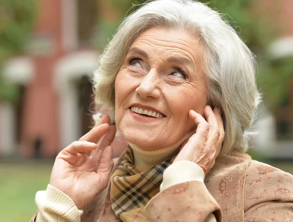 Ältere schöne Frau posiert — Stockfoto