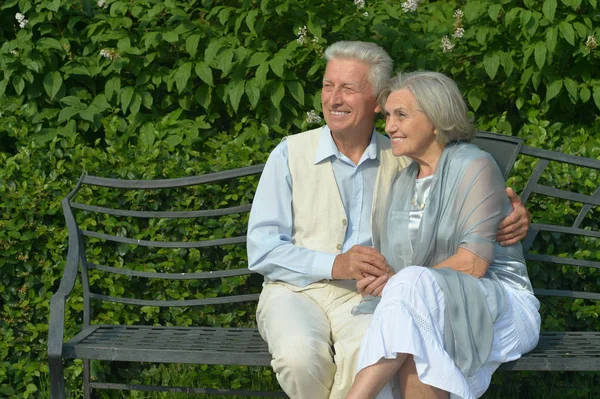 Idősebb pár ül a padon — Stock Fotó