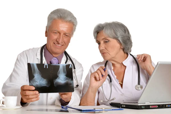 Médicos profissionais olhando para raio-x — Fotografia de Stock