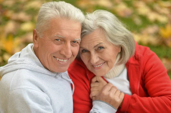 白种人年长夫妇在公园里 — 图库照片