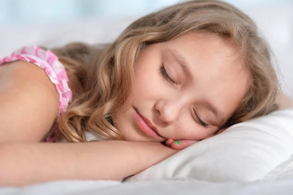 Kleines Mädchen schläft im Bett — Stockfoto