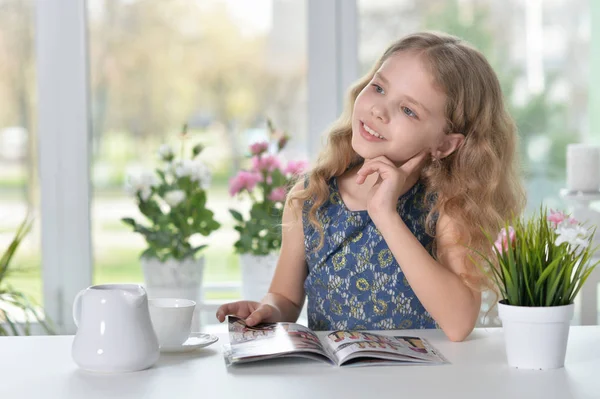 Bambina leggendo rivista — Foto Stock