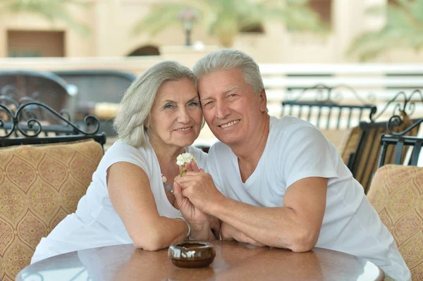 Cafe masa eğlenceli yaşlı çift — Stok fotoğraf