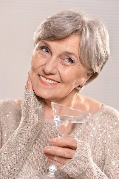 Kvinna anläggning glas martini — Stockfoto