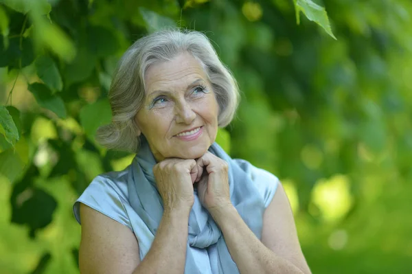 Woman posing in summer park — Stock Photo, Image