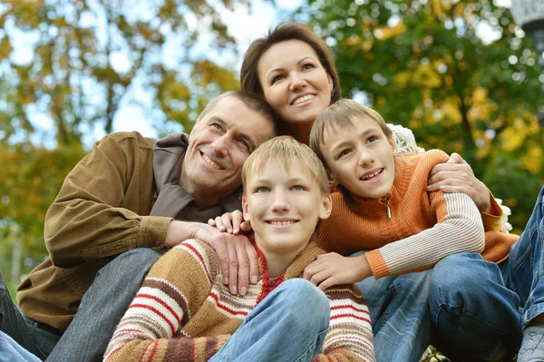 Família posando no parque — Fotografia de Stock