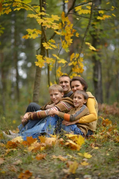 Family sitting in park — Stock Photo, Image