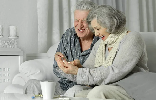 Ill senior couple taking pills — Stock Photo, Image