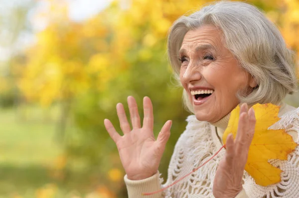 Mujer feliz posando al aire libre — Foto de Stock