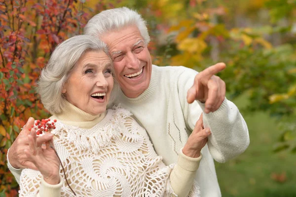 Mann zeigt mit dem Finger — Stockfoto