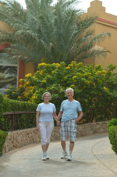 Pareja posando en resort —  Fotos de Stock