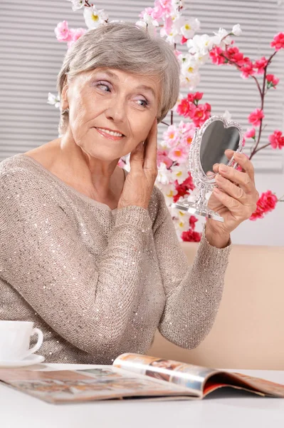 Aged woman  looking in mirror — Stock Photo, Image