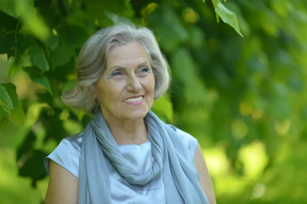 Vrouw poseren in zomer park — Stockfoto