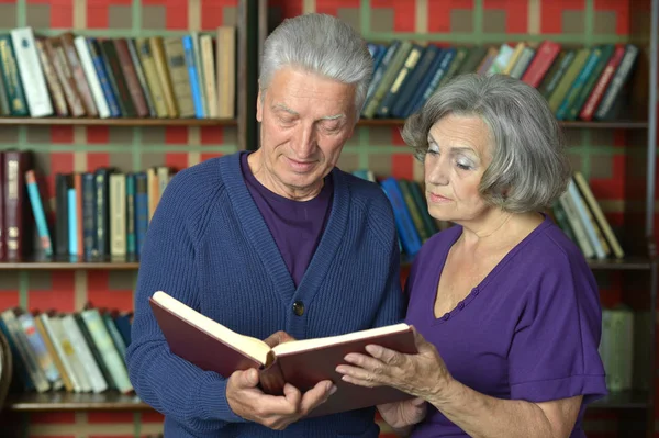 Yaşlı çift okuma — Stockfoto