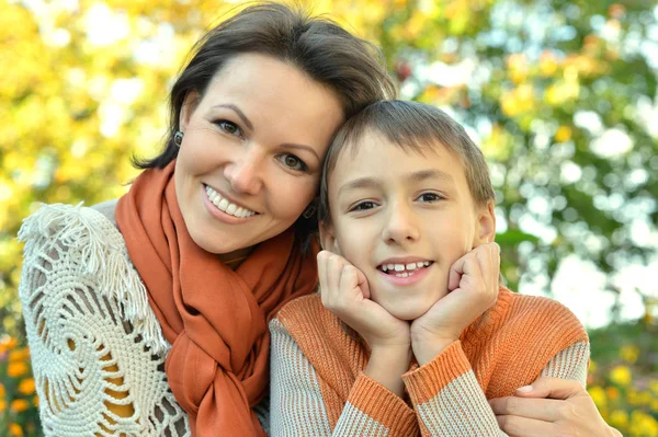 가을 공원에서 아들 과 함께 있는 어머니 — 스톡 사진