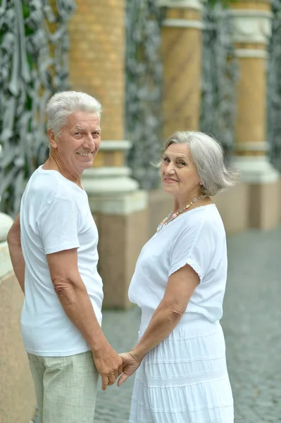 Couple on city street — Stock Photo, Image