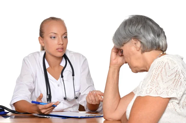 Ärztin spricht mit Seniorin — Stockfoto