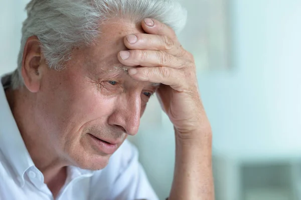 Triste uomo anziano a casa — Foto Stock